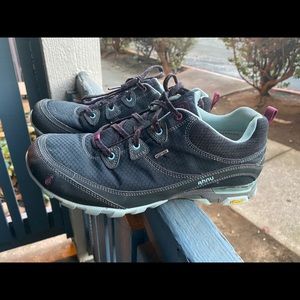 Ahnu Women’s Waterproof Vibram Hiking Shoes Sz 9.5